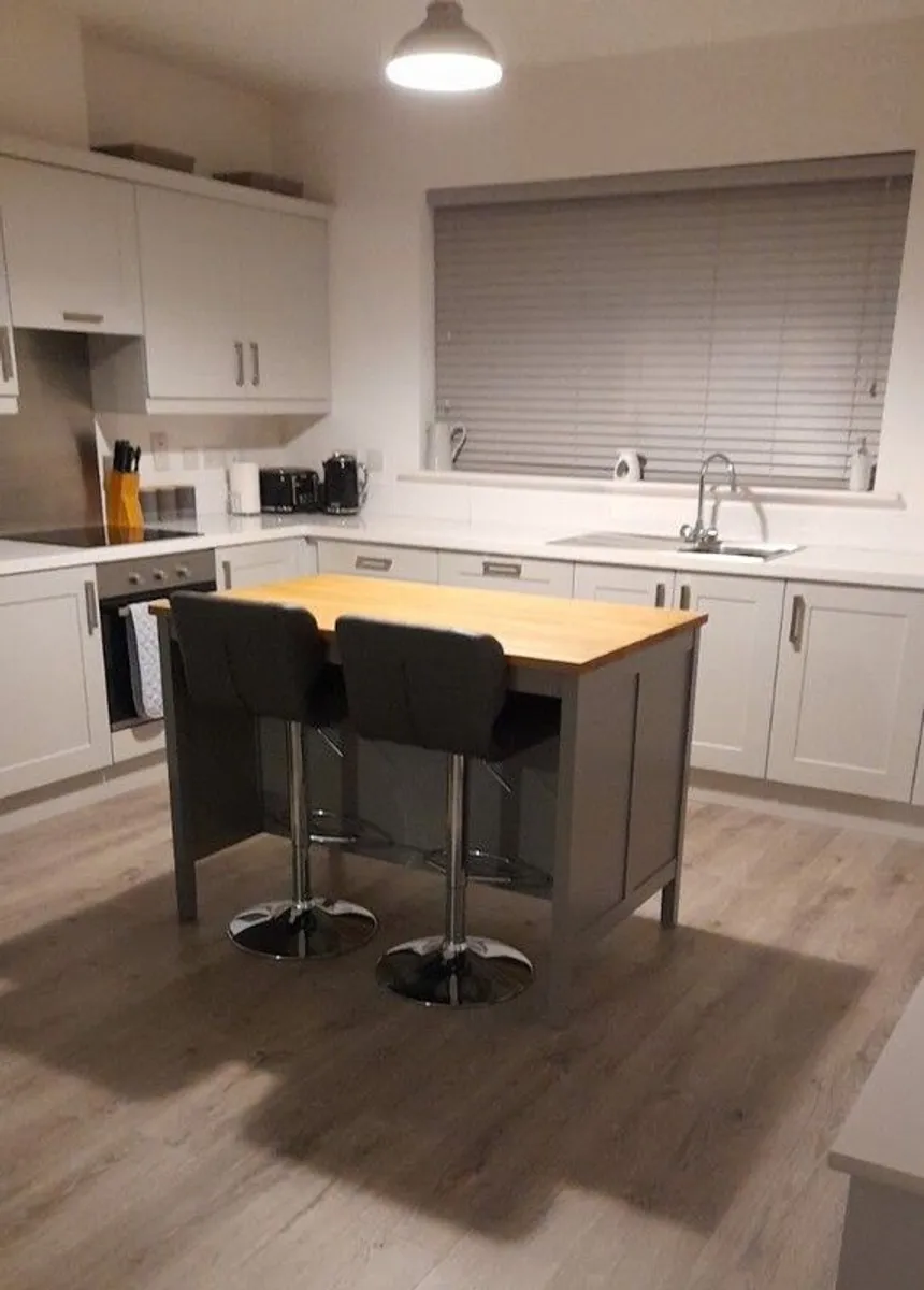 Kitchen Island - Image 1