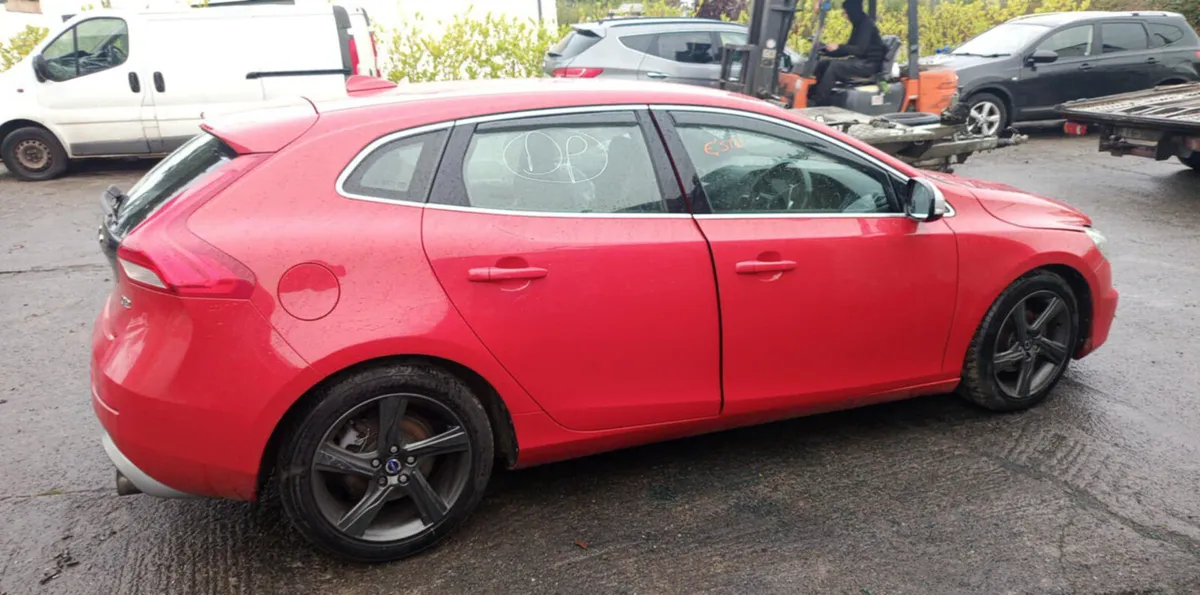 2014 VOLVO V40  R-DESIGN 2.0 Diesel FOR BREAKING! - Image 3