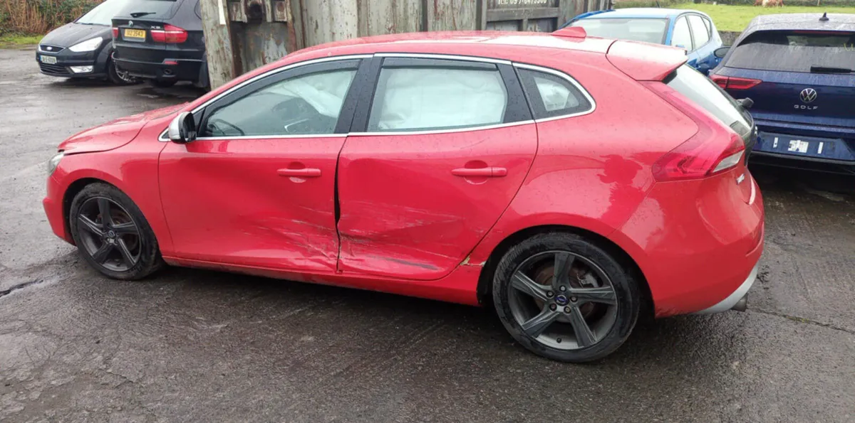 2014 VOLVO V40  R-DESIGN 2.0 Diesel FOR BREAKING! - Image 4