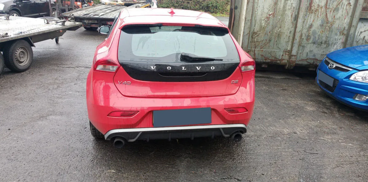 2014 VOLVO V40  R-DESIGN 2.0 Diesel FOR BREAKING! - Image 2