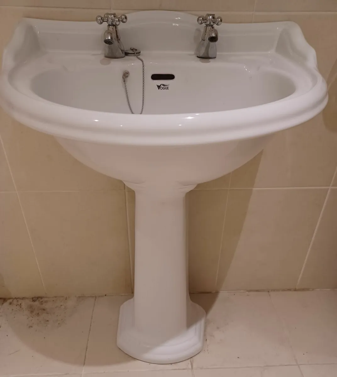 Bathroom sink, toilet and whirlpool corner bathh - Image 1