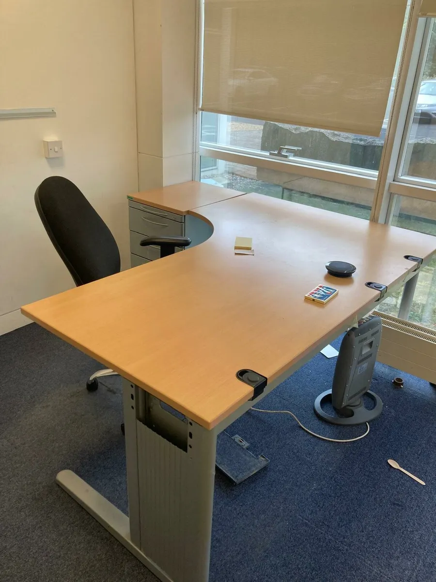 Managers  1800 mm corner office desks with - Image 2