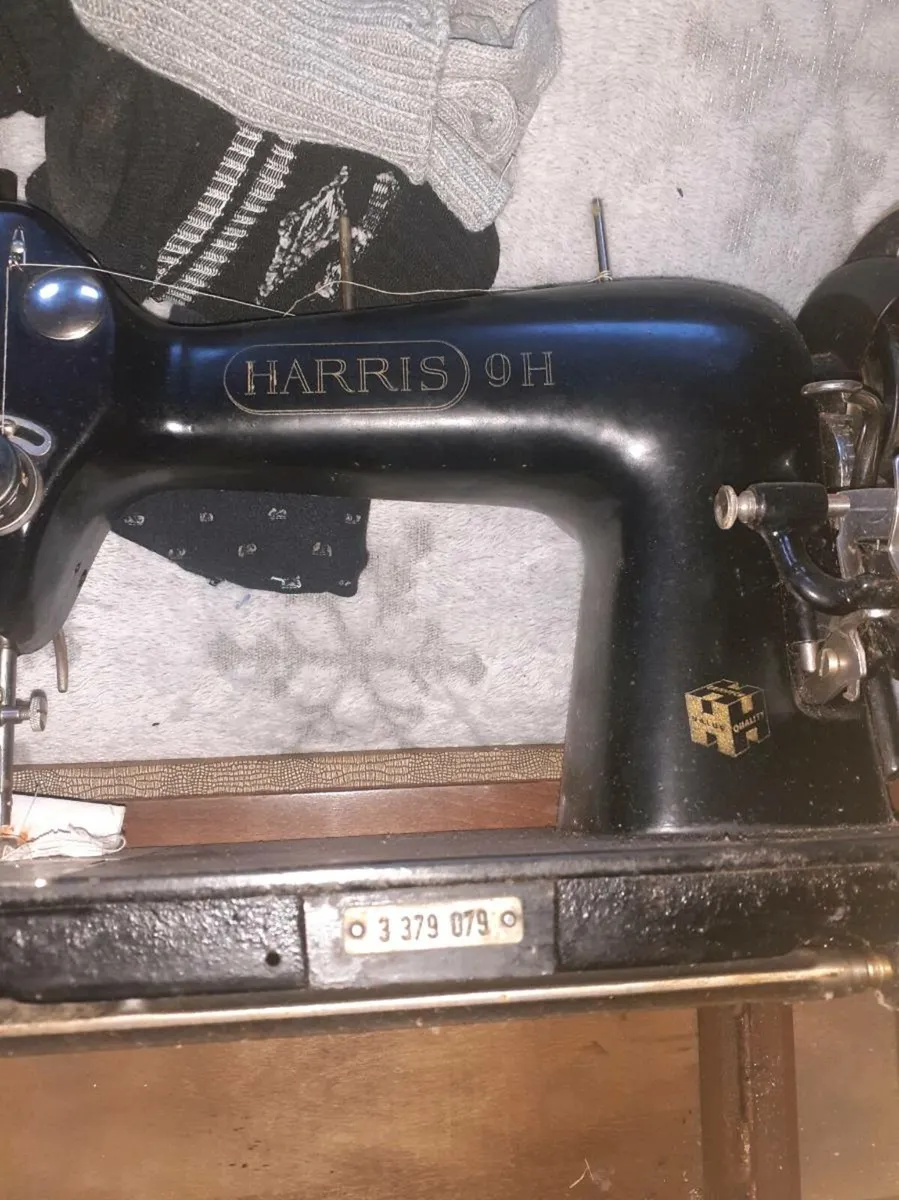 Sewing machine (vintage) for sale. - Image 1