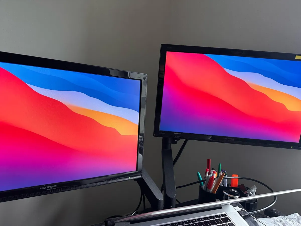Twin monitors screens on height adjustable radial - Image 3