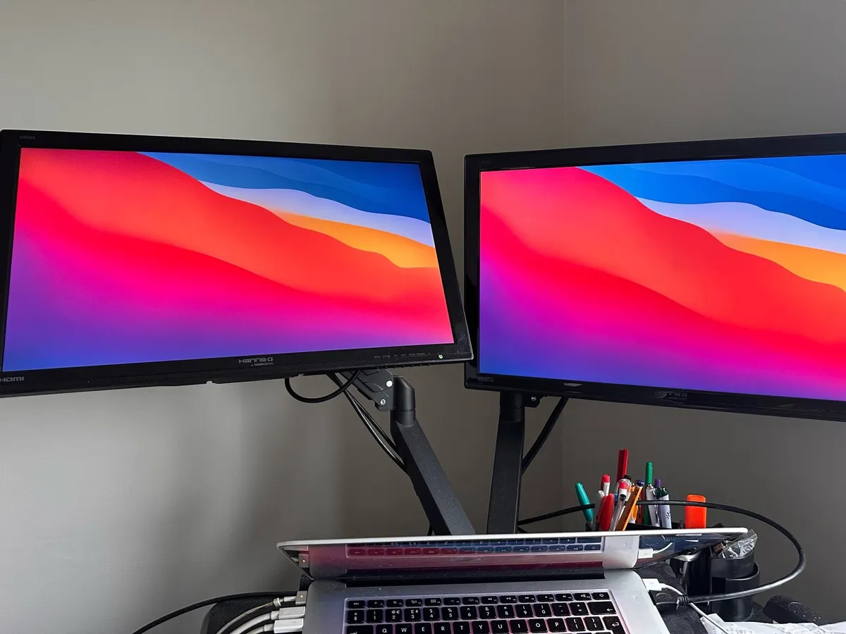 Twin monitors screens on height adjustable radial - Image 4