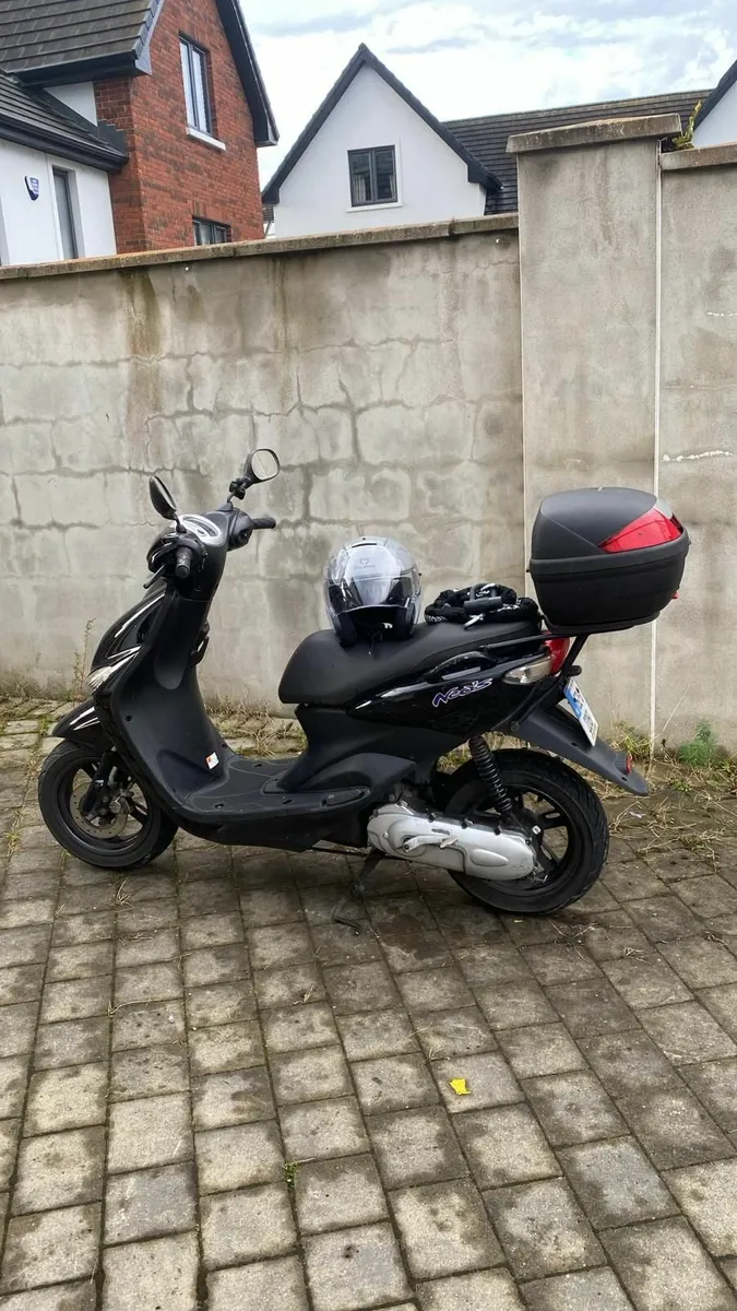 2015 Yamaha Neos 50cc moped scooter - Image 1
