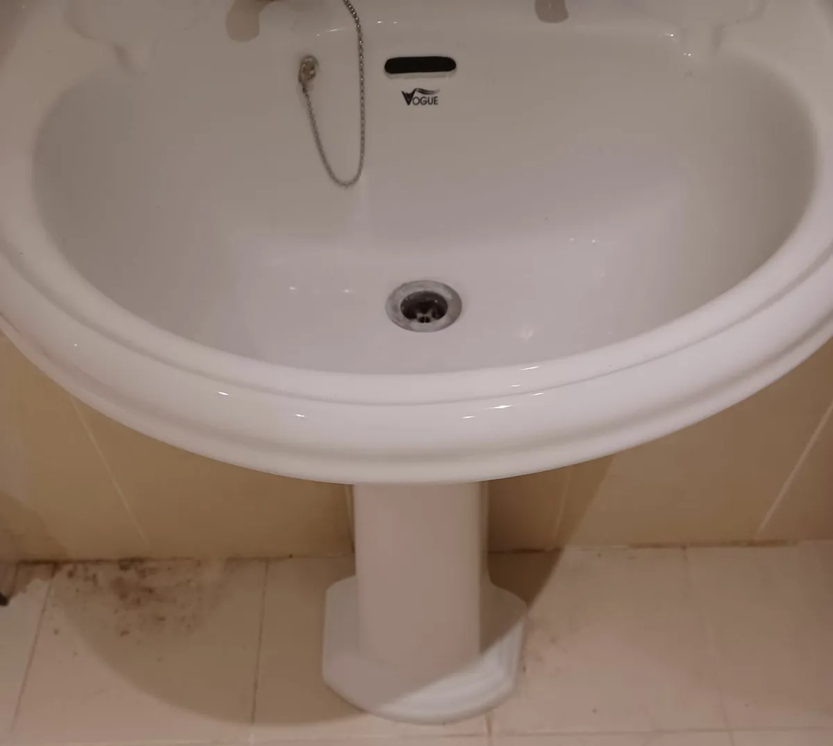 Bathroom toilet and sink - Image 3