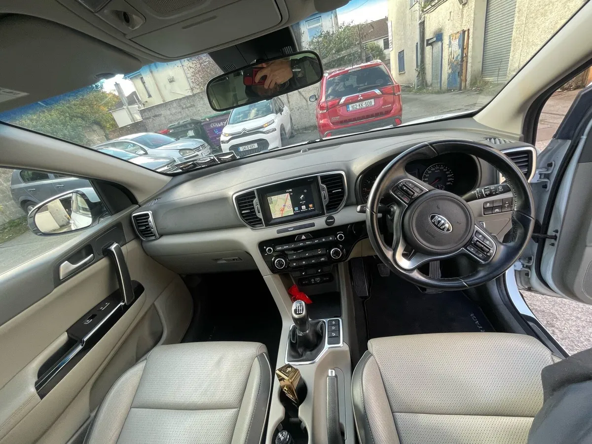 KIA Sportage 1.7 Platinum 5DR - Image 4
