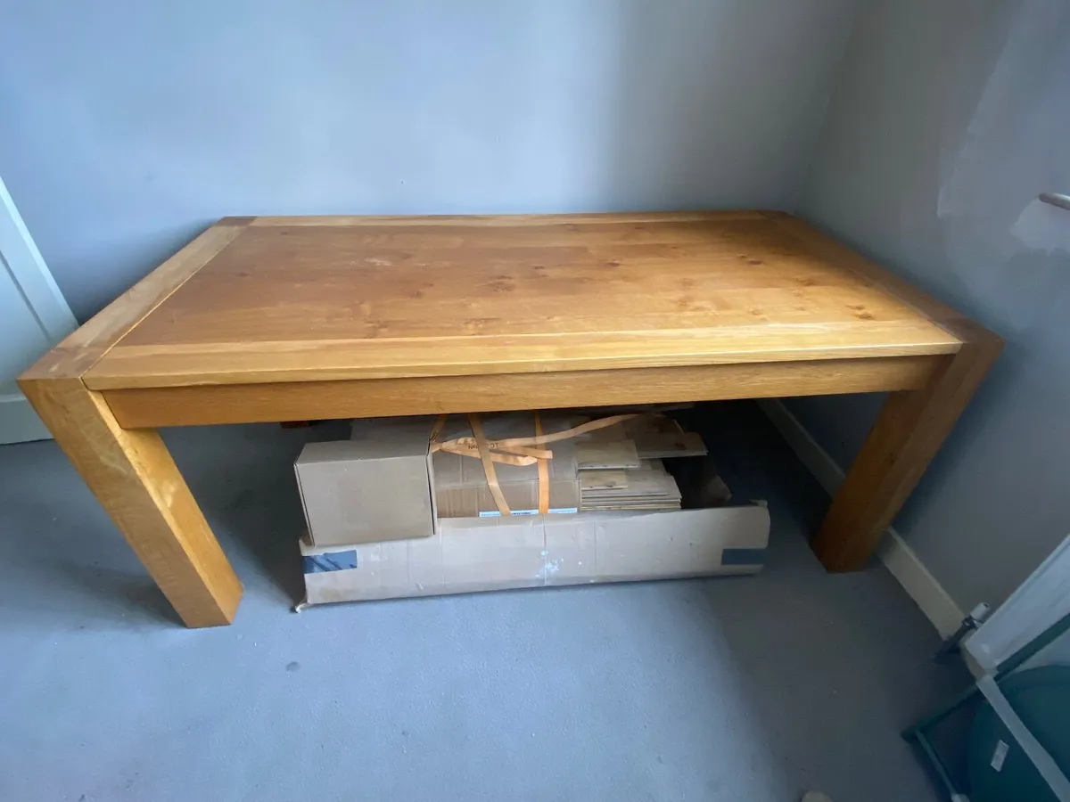 Table and 8 chairs - Image 1