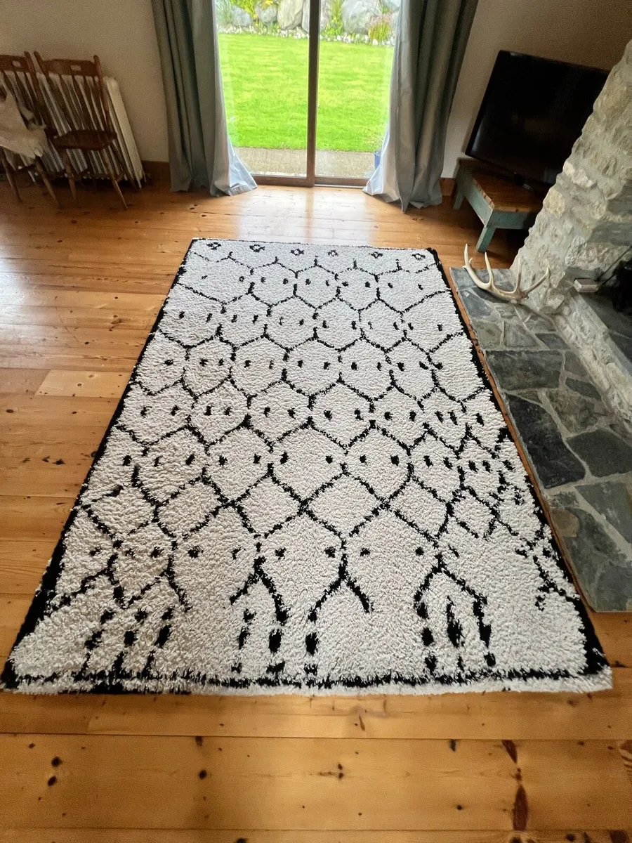 Beautiful Cream and Black Rug 200x290 - Image 1