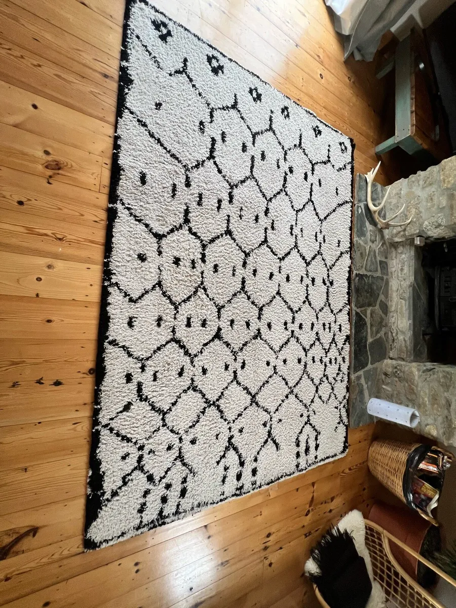 Beautiful Cream and Black Rug 200x290 - Image 2