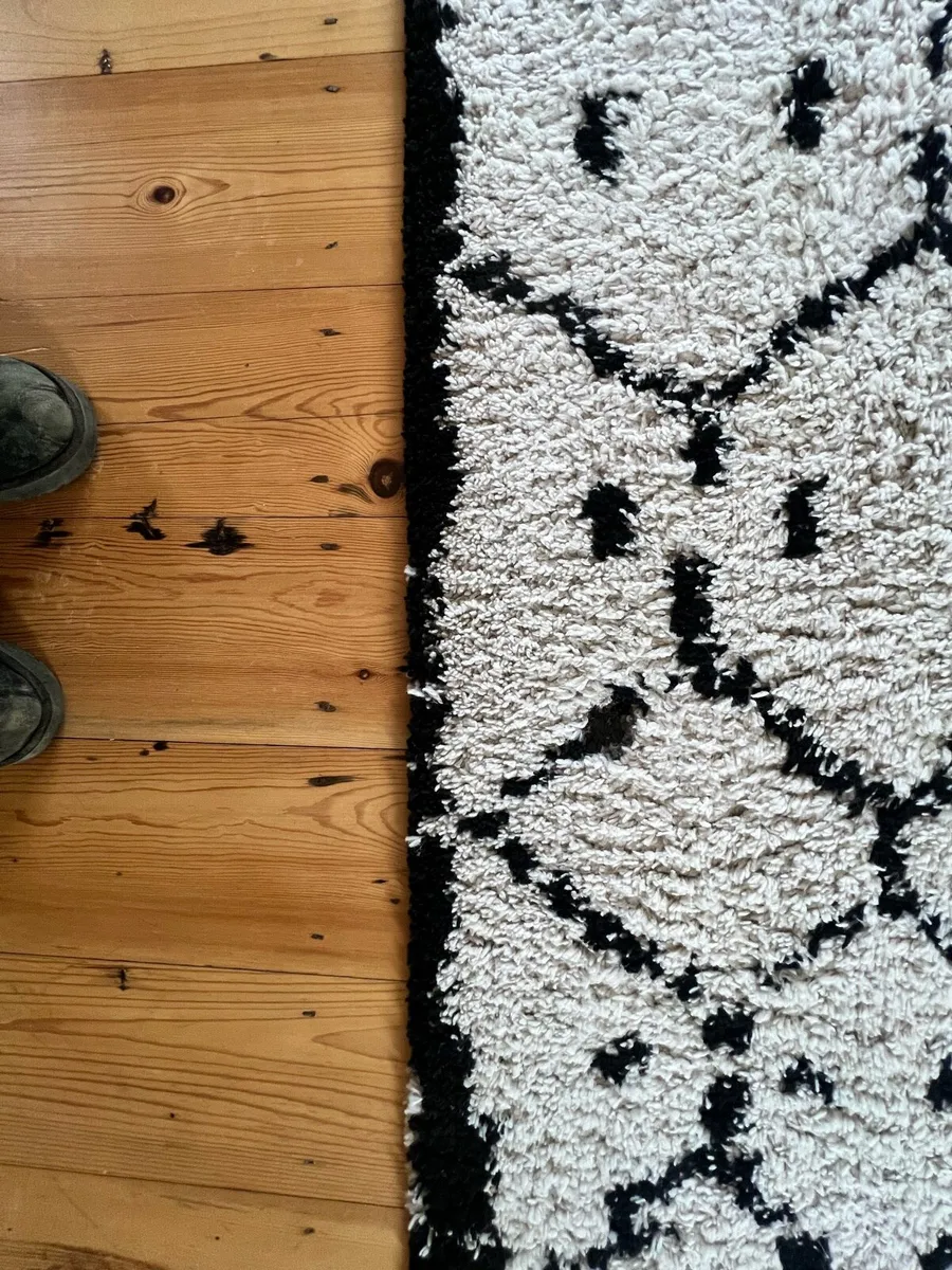 Beautiful Cream and Black Rug 200x290 - Image 3