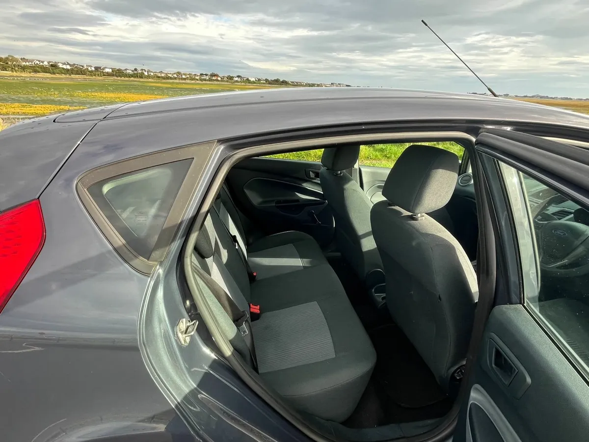 Ford Fiesta 2011 - Image 2