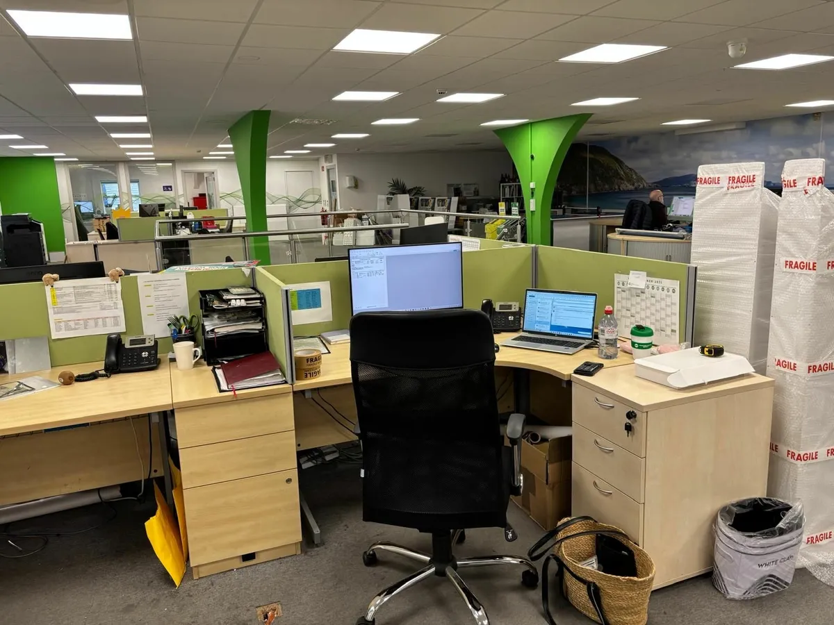 Office Desks and Drawers x 16 - Image 3