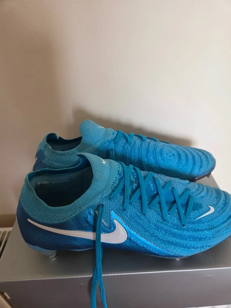 Nike phantom elite size 6 football boots - Image 2