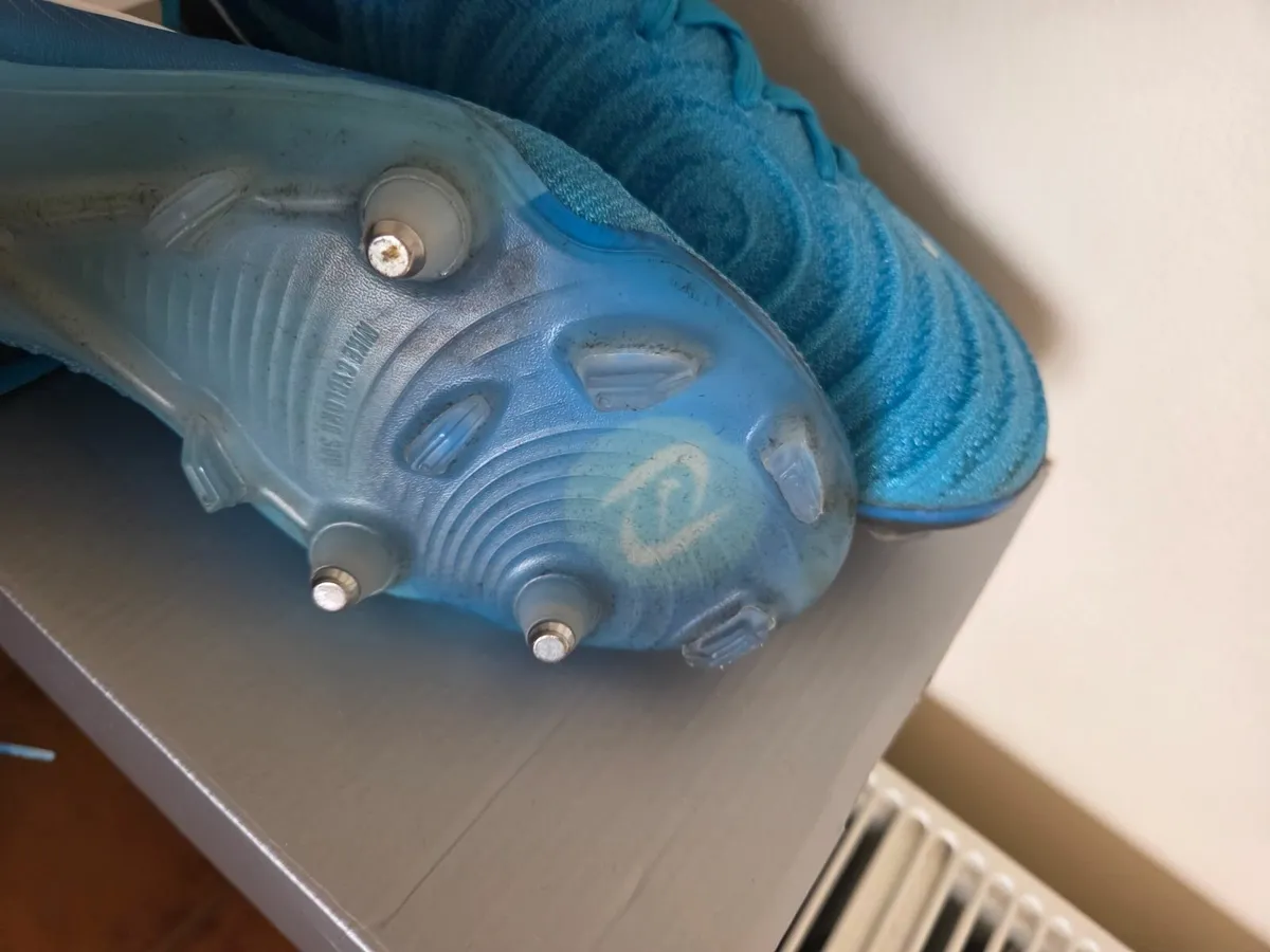 Nike phantom elite size 6 football boots - Image 3
