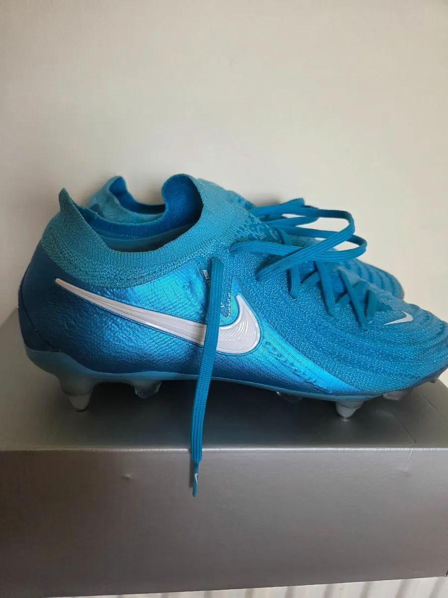 Nike phantom elite size 6 football boots - Image 1