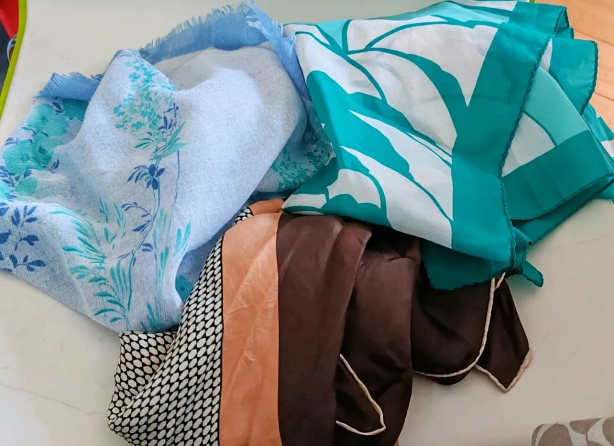 3 Vintage scarves - Image 1