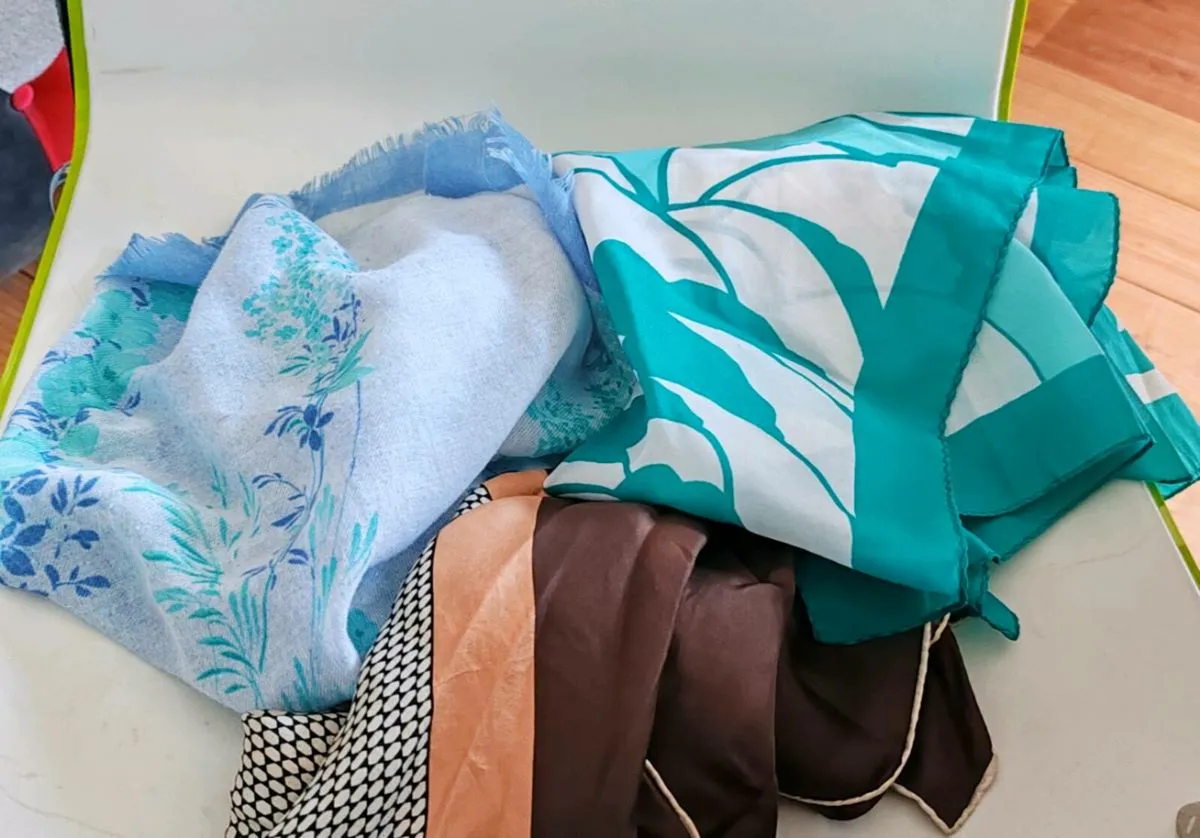 3 Vintage scarves - Image 2