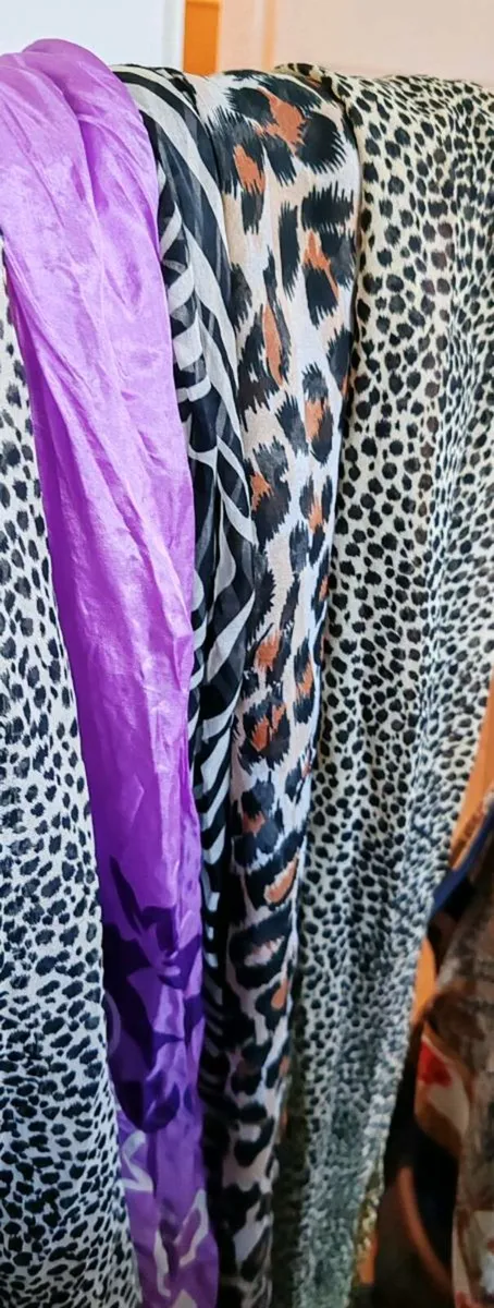 6 neck scarves - Image 1