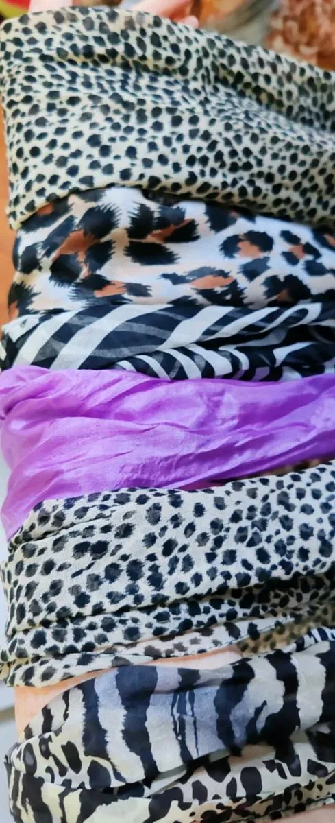 6 neck scarves - Image 4