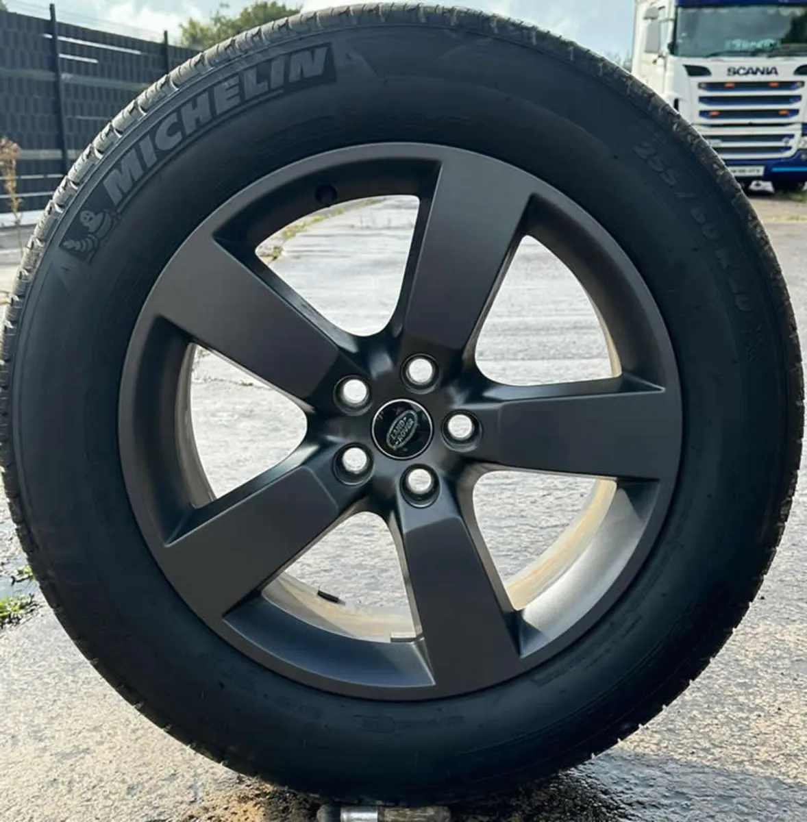 20" GENUINE OEM DEFENDER 5098 & MICHELIN TYRES - Image 2