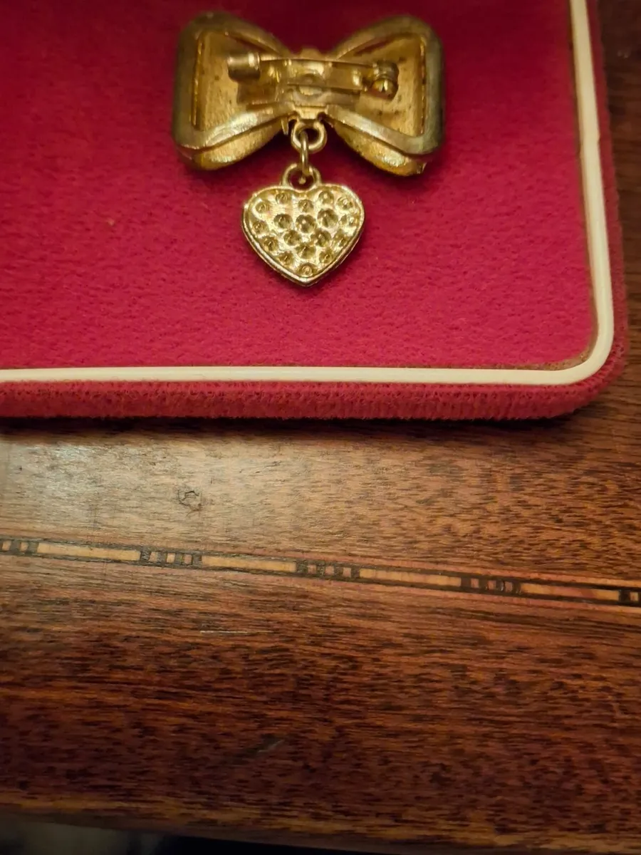 Beautiful bow/heart vintage brooch. - Image 2