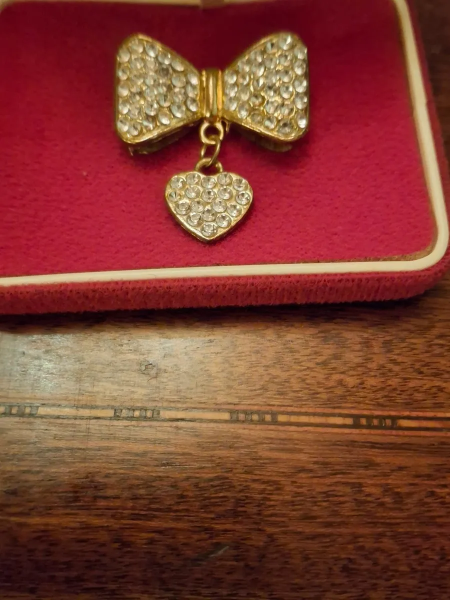 Beautiful bow/heart vintage brooch. - Image 3