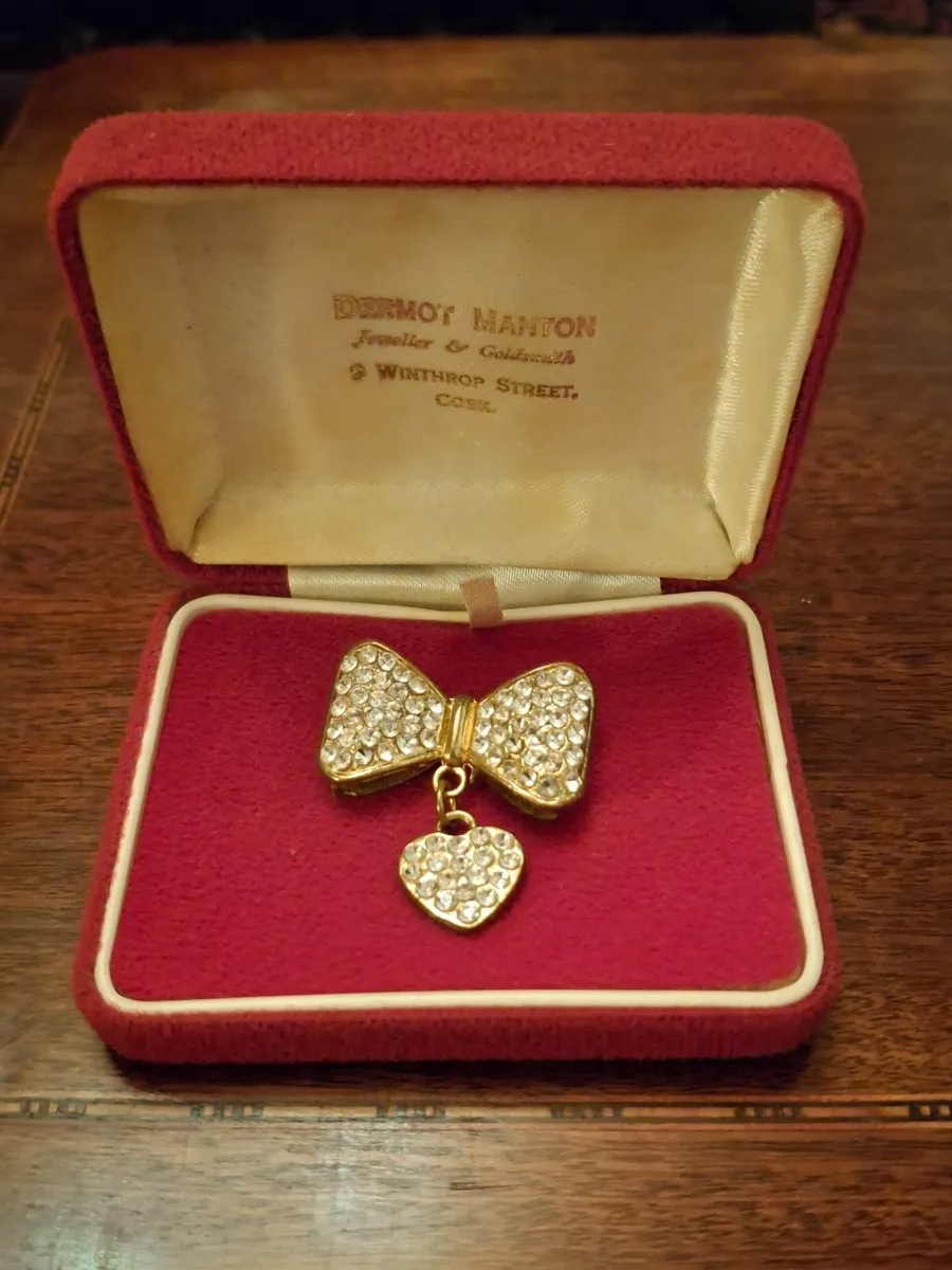 Beautiful bow/heart vintage brooch. - Image 1