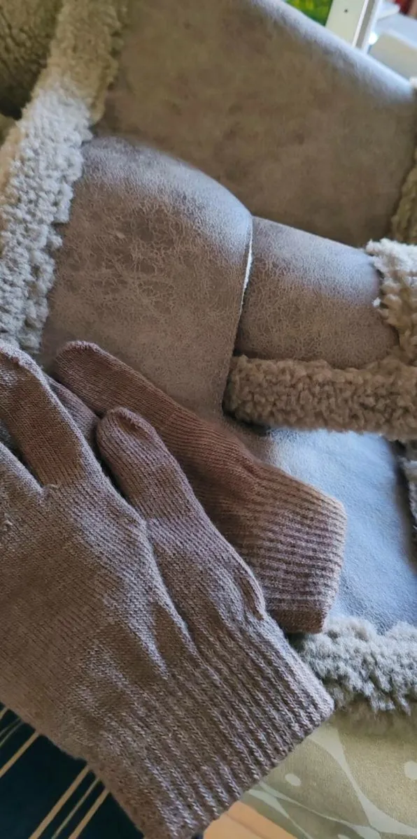 Faux sheepskin neck scarf and gloves - Image 1