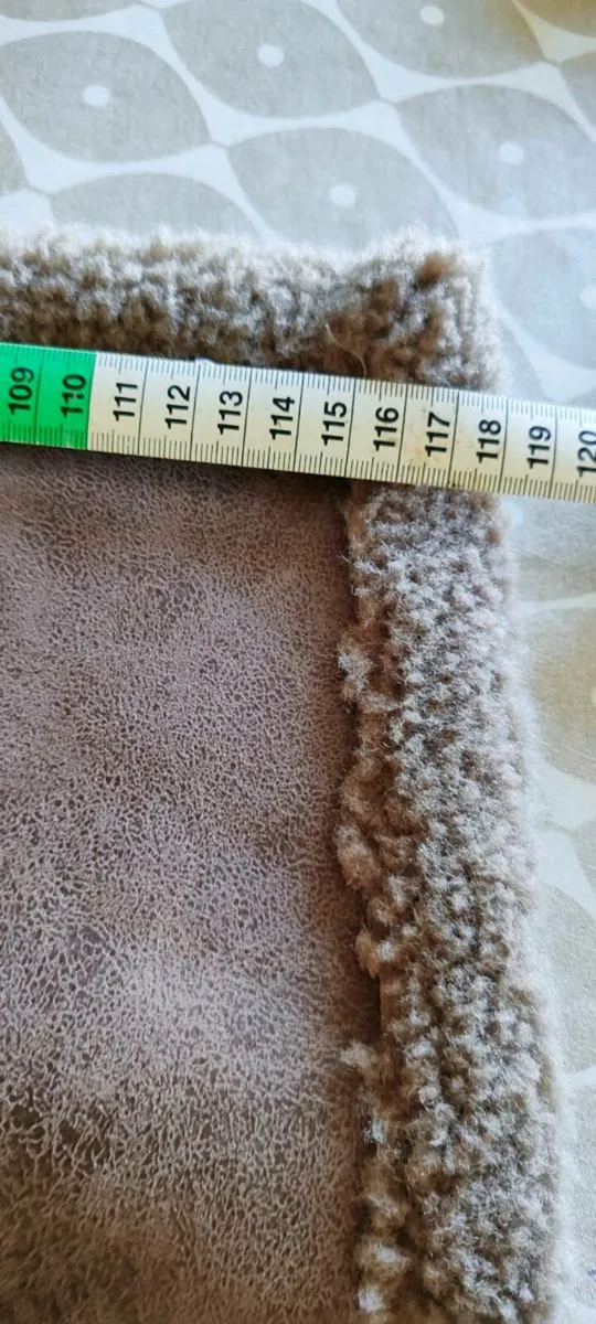 Faux sheepskin neck scarf and gloves - Image 2