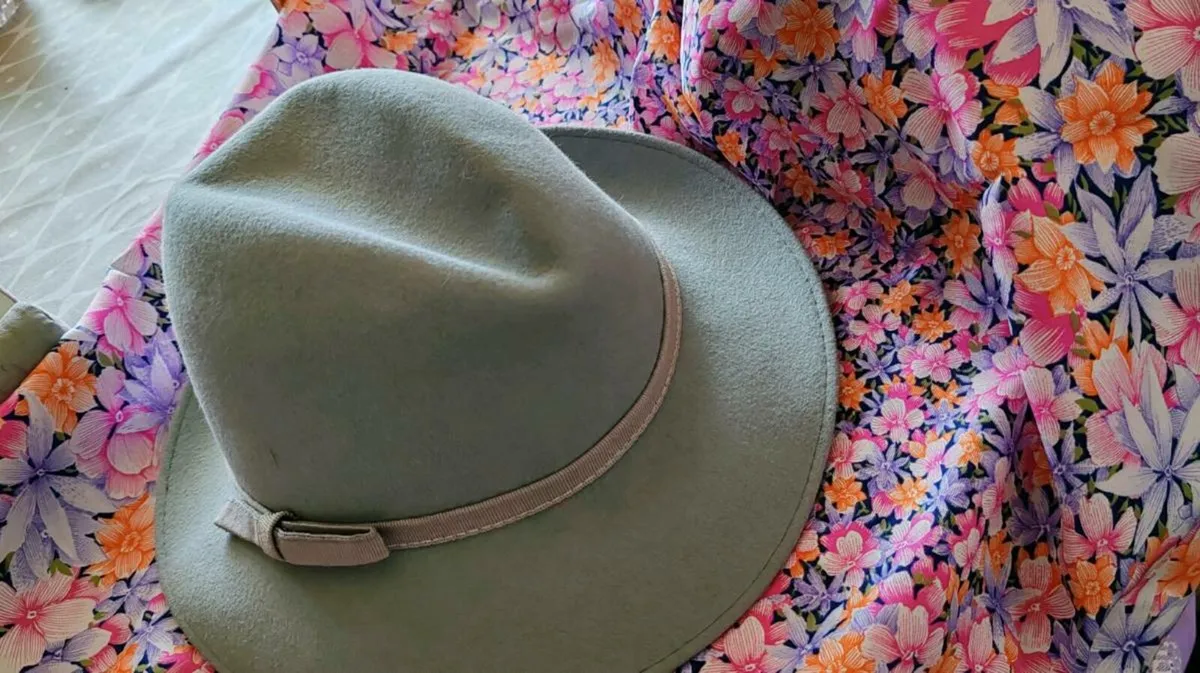 Ladies hat and scarf - Image 1