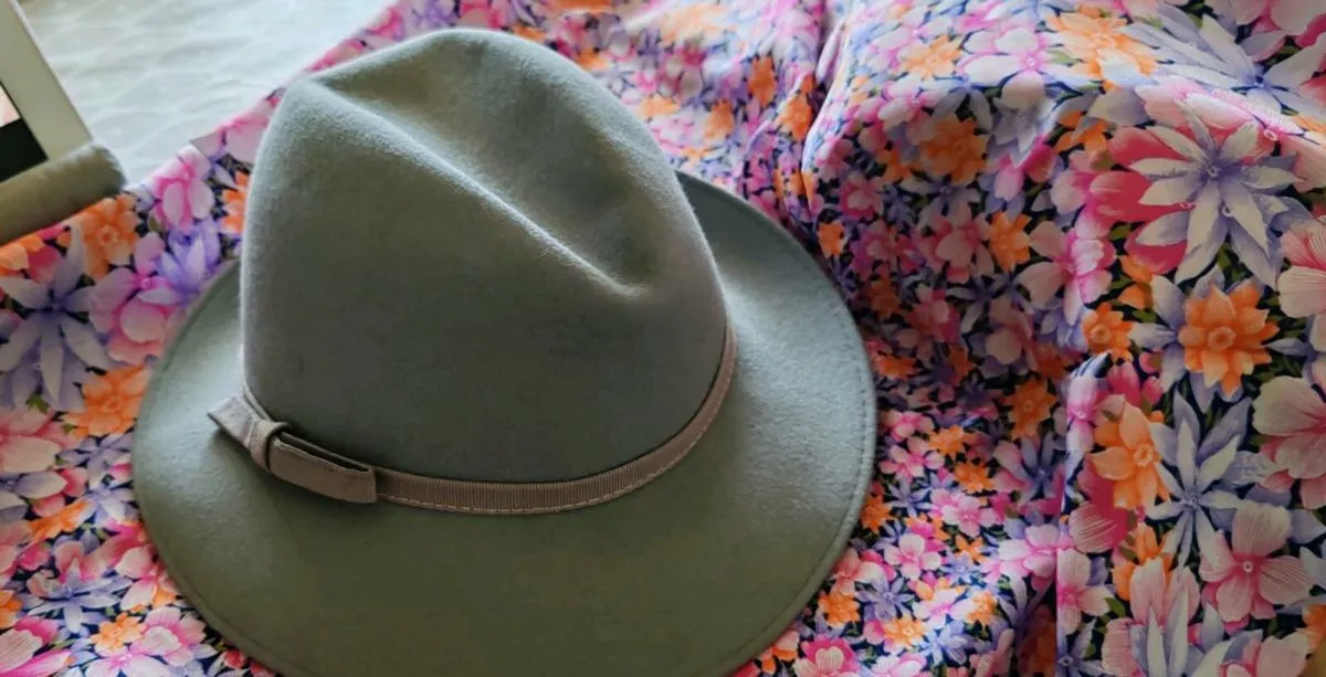 Ladies hat and scarf - Image 3