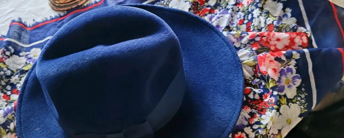 Lad hat and scarf - Image 2