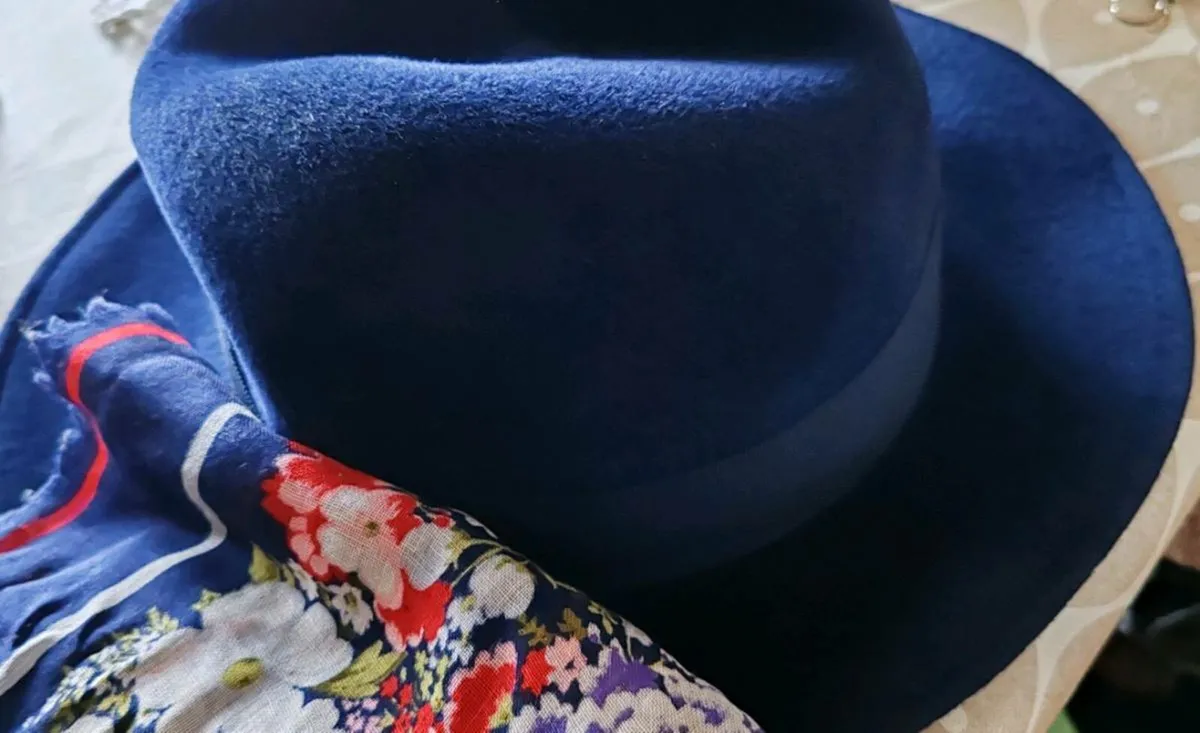 Lad hat and scarf - Image 4