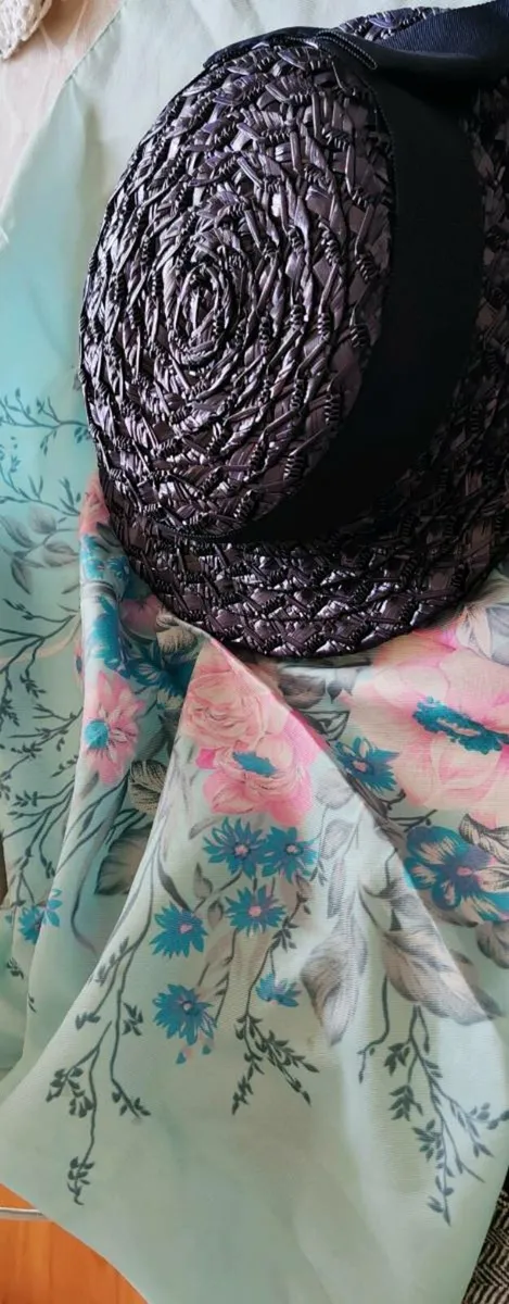 Retro hat and scarf - Image 1