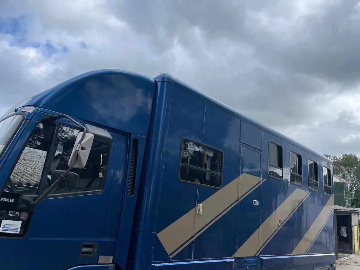 Horse lorry - Image 1