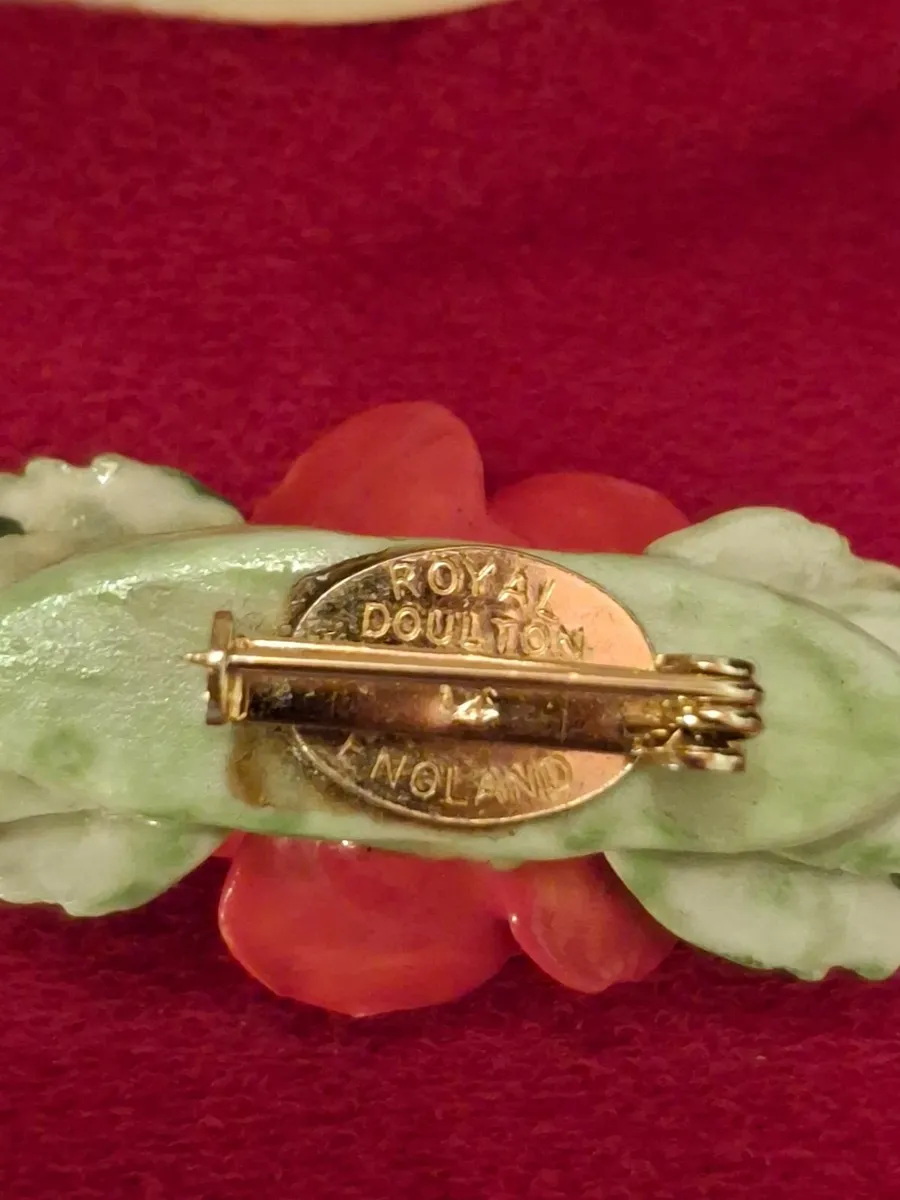 Royal Doulton rose 🌹 brooch in original box. - Image 3