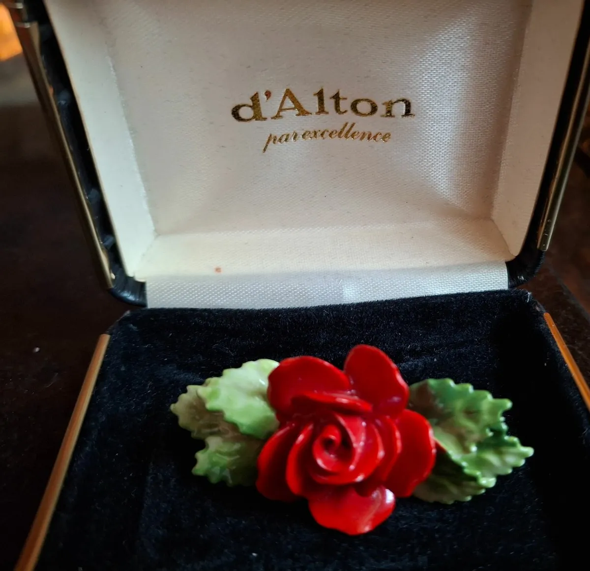 Royal Doulton rose 🌹 brooch in original box. - Image 1