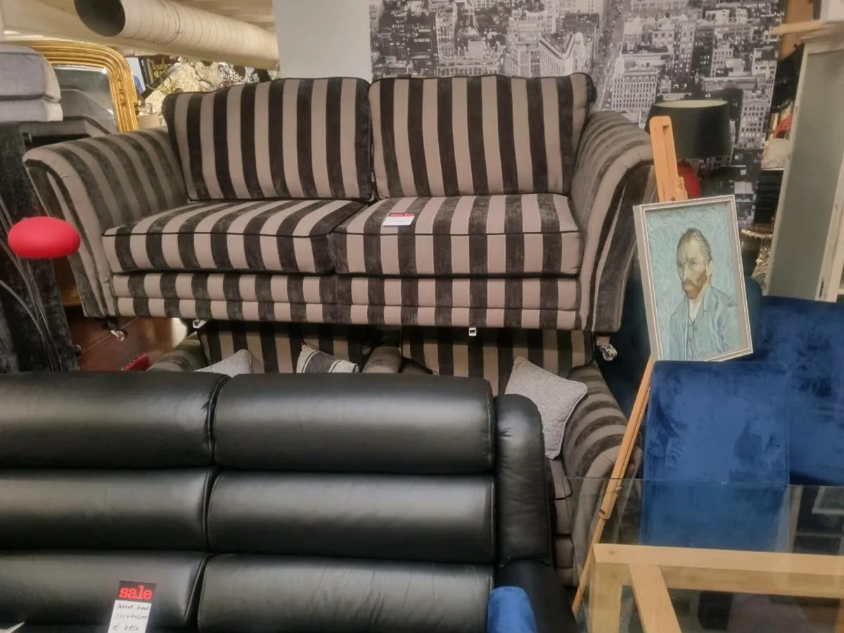 Sitee and two chairs