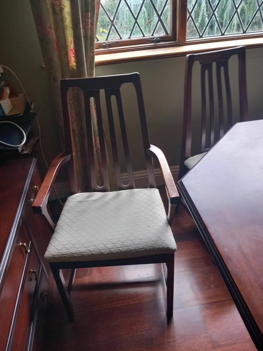 Dining room table and chairs - Image 1