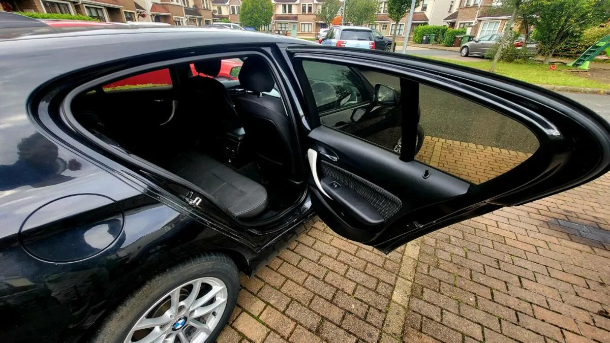BMW  1 series  2L D  BLACK - Image 4
