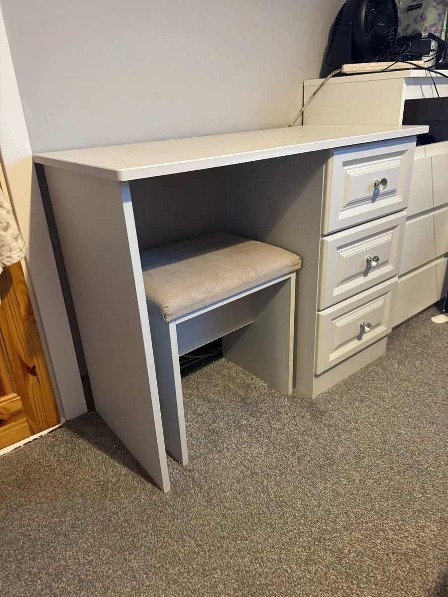 Desk and chair - Image 2