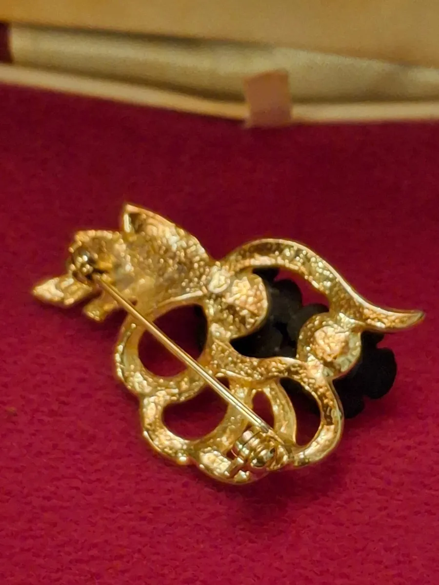 Vintage Gold Tone black rose brooch. - Image 4