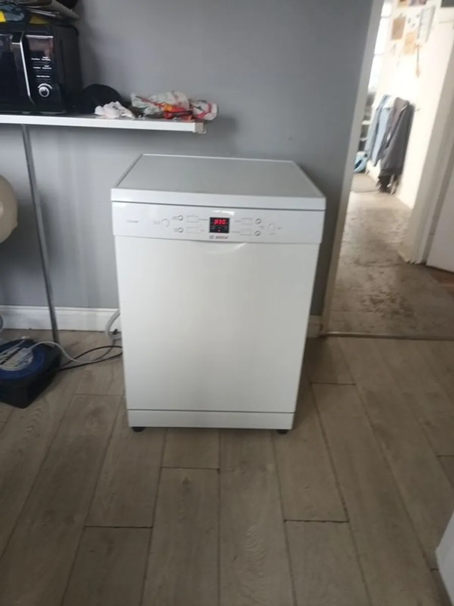 Bosh Dishwasher - Image 1