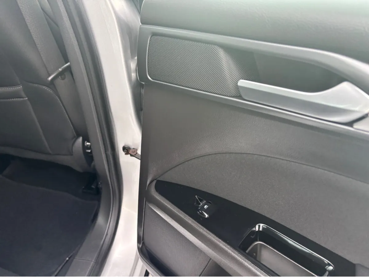 Ford Mondeo TITANIUM 1.5 TD 120PS 6SPEED 4DR - Image 4