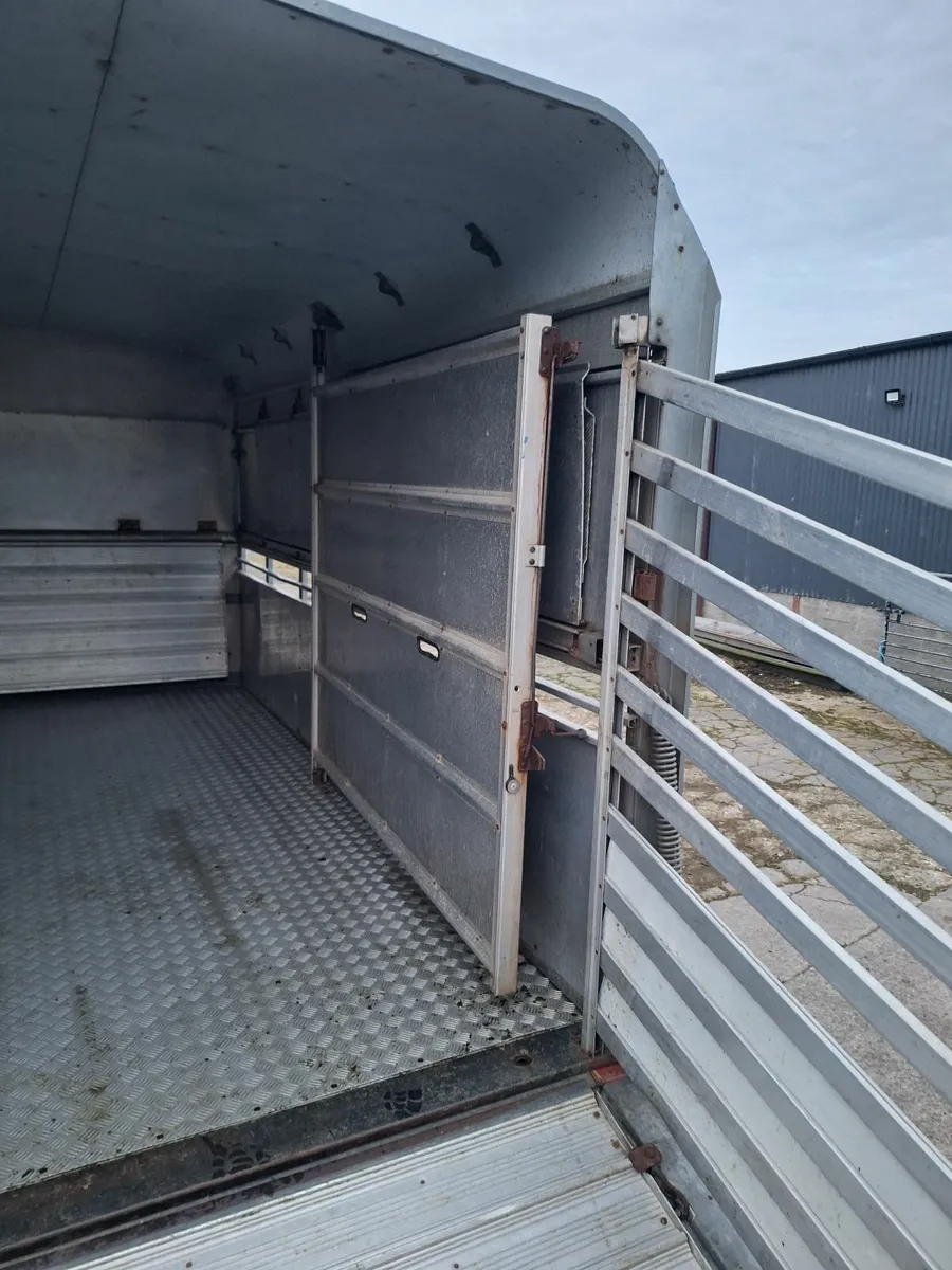 Trailer - Image 1