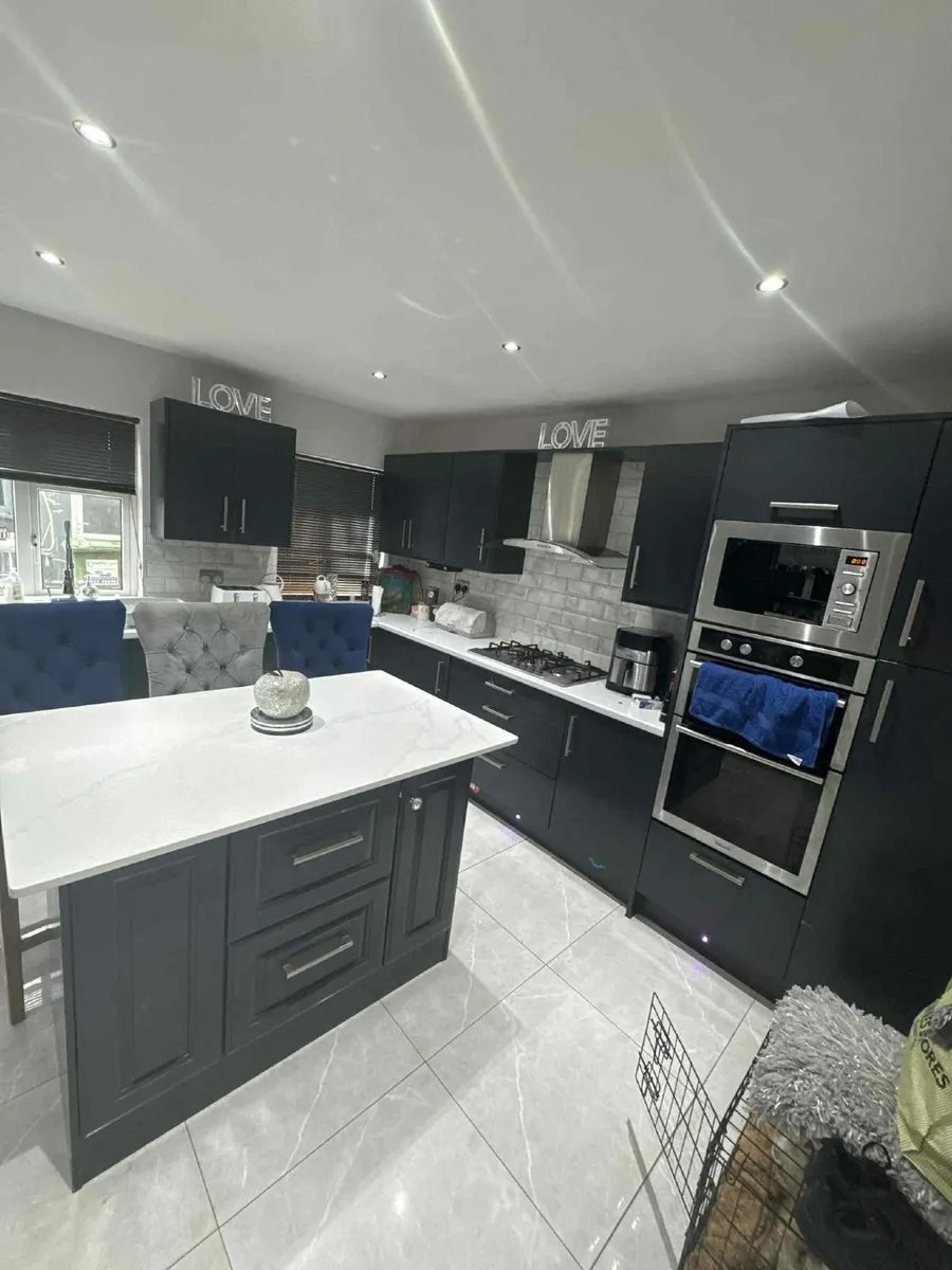 Island with silestone countertop - Image 1