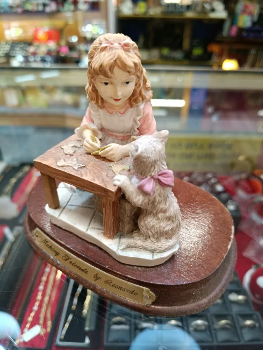Leonardo's Collection Figurine "Making Friends" - Image 1