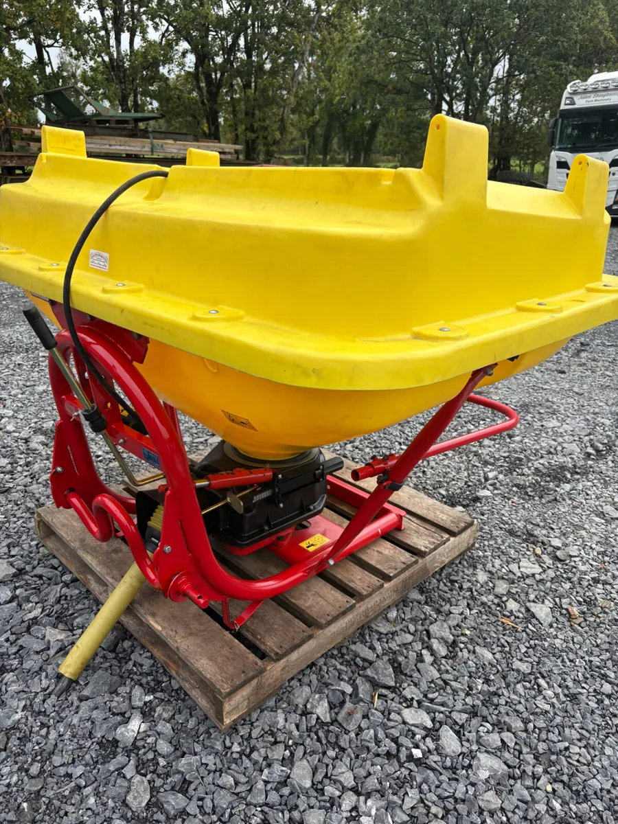 Abbey Wagtail  Fertiliser Spreader - Image 4